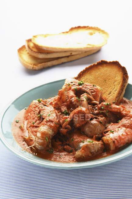 Primo piano del Cacciucco alla livornese zuppa di pesce italiano con toast — Foto stock