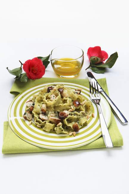 Mafaldine pasta with pesto and ceps — Stock Photo