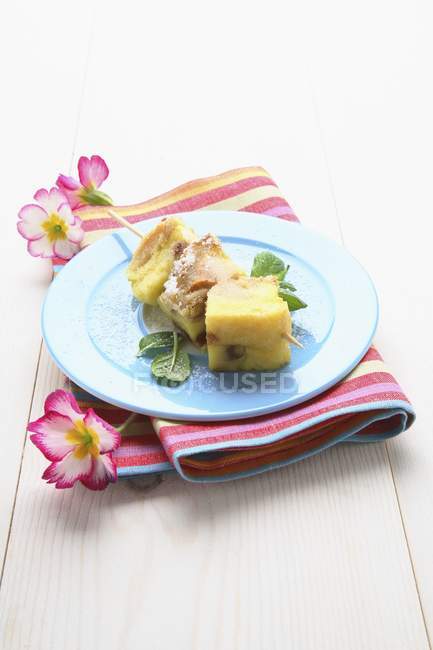 Closeup view of apple clafoutis cubes on skewer — Stock Photo