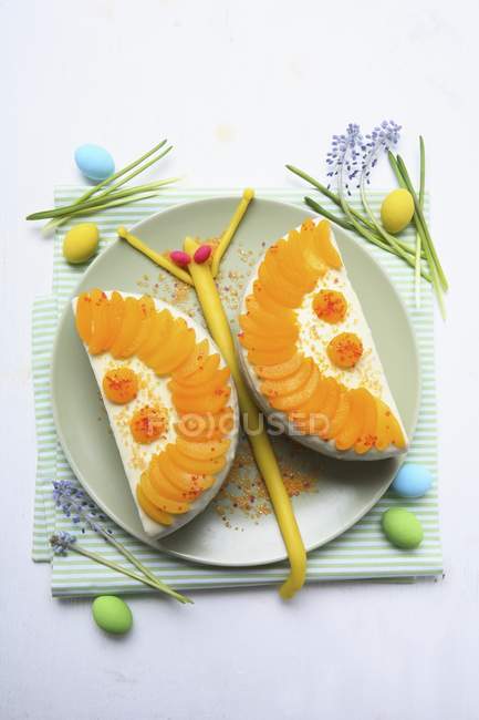 Gâteau à l'abricot coupé en deux pour Pâques — Photo de stock