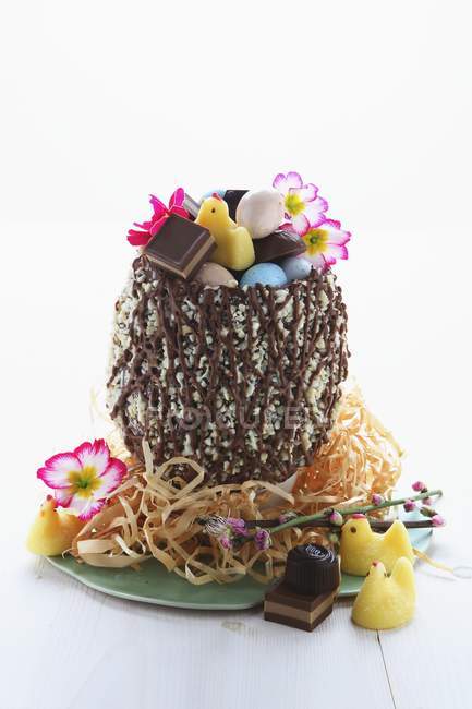 Nahaufnahme von Schokoladenei mit Nüssen gefüllt mit Zuckereiern — Stockfoto