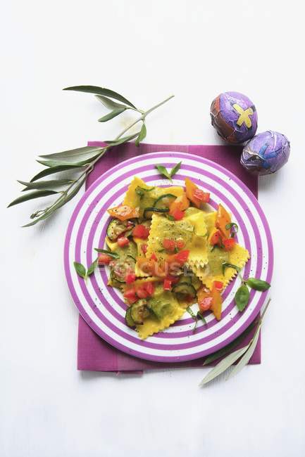 Ravioli-Nudeln mit Gemüse — Stockfoto