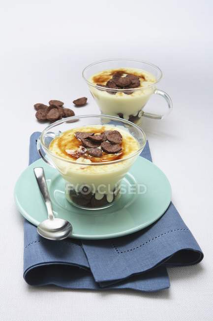 Primo piano vista di crema di cannella con fiocchi di cereali al cioccolato — Foto stock