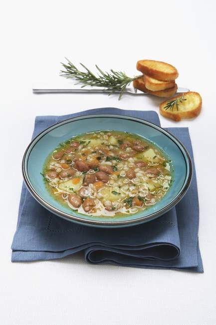 Суп з квасолі та ячменю — стокове фото