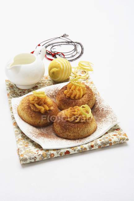 Vista elevata di anelli di lievito ripieni di crema con cannella e scorza — Foto stock
