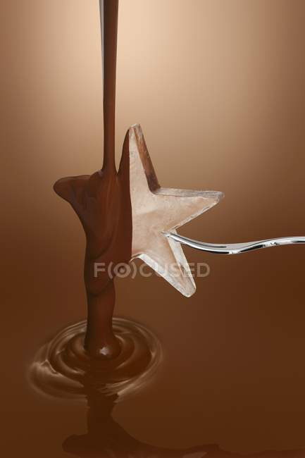 Расплавленный шоколад над ледяной звездой — стоковое фото