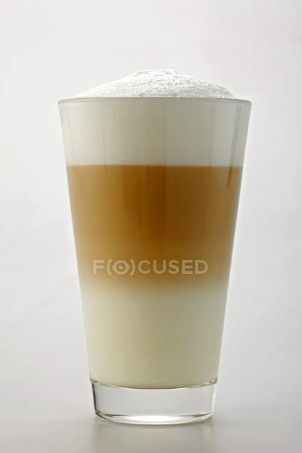 Nahaufnahme von geschichtetem Latte in Glas — Stockfoto