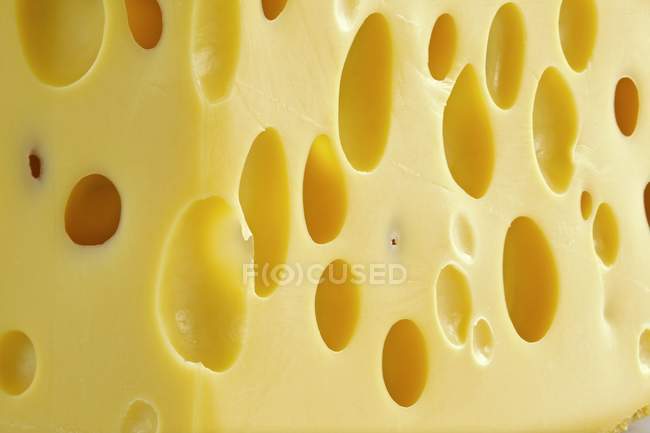 Смачний сир Емменталь — стокове фото