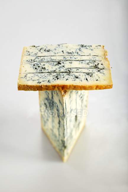 Trozos de queso Gorgonzola - foto de stock