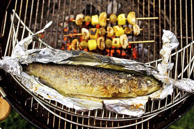 Barbecued trout with mushroom and potato skewers — Stock Photo