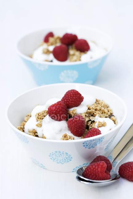 Muesli con yogur y frambuesas - foto de stock