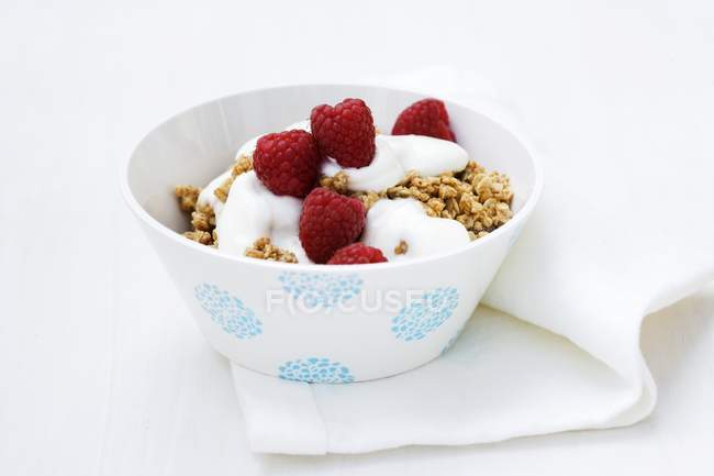 Мюсли с йогуртом и малиной — стоковое фото