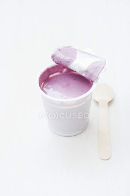 Yogur de frutas en maceta - foto de stock