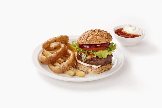 Hamburger mit Pommes frites — Stockfoto