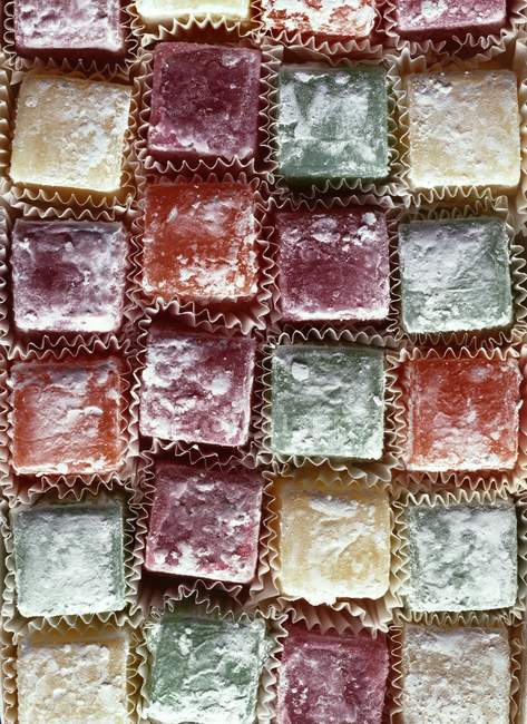 Vista dall'alto di gelatine di caramelle quadrate colorate — Foto stock