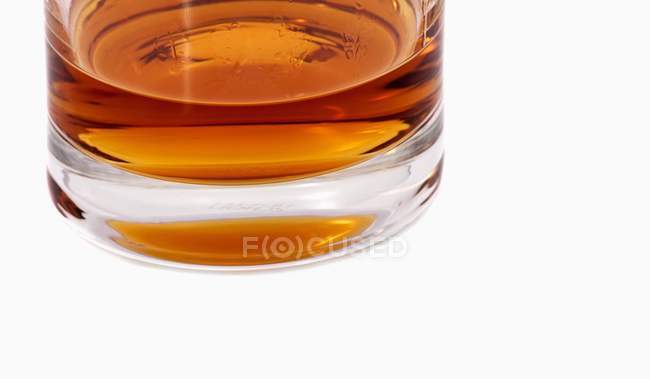 Vaso de whisky sobre fondo blanco - foto de stock