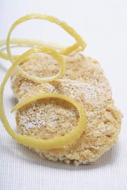 Oat biscuits with lemon zest — Stock Photo