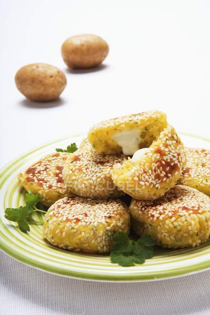 Картопляні крокети з кунжутом — стокове фото
