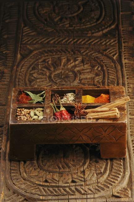 Повышенный вид различных специй в индийской деревянной коробке — стоковое фото