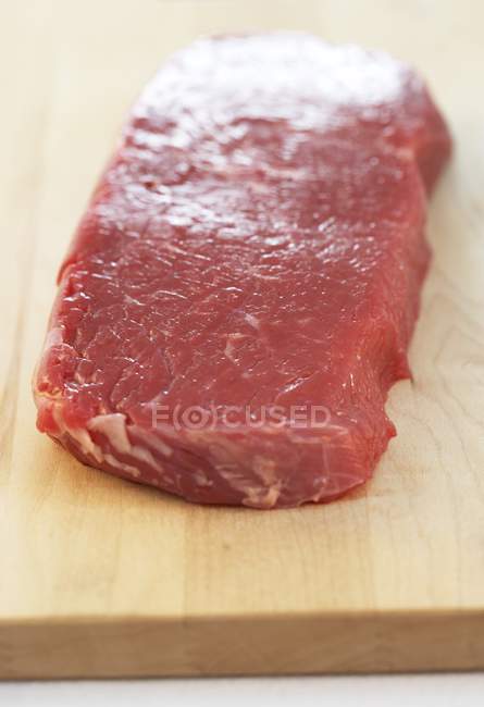 Шматочок свіжої яловичини — стокове фото
