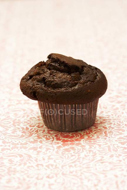 Шоколадный кекс в бумажном кейсе — стоковое фото