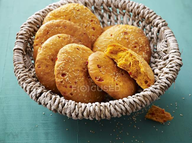 Sesame flatbreads in basket — Stock Photo