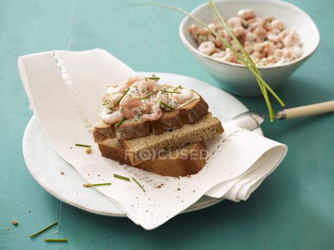 Салат з креветками на хлібі — стокове фото