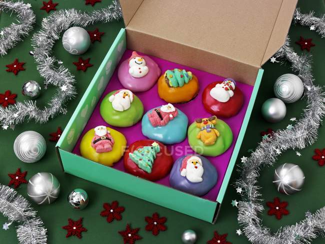 Рождественские кексы в коробке — стоковое фото