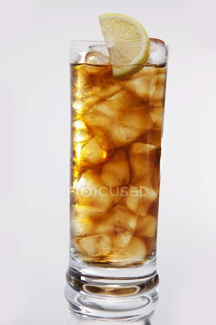 Glass of iced tea with lemon slice — Stock Photo