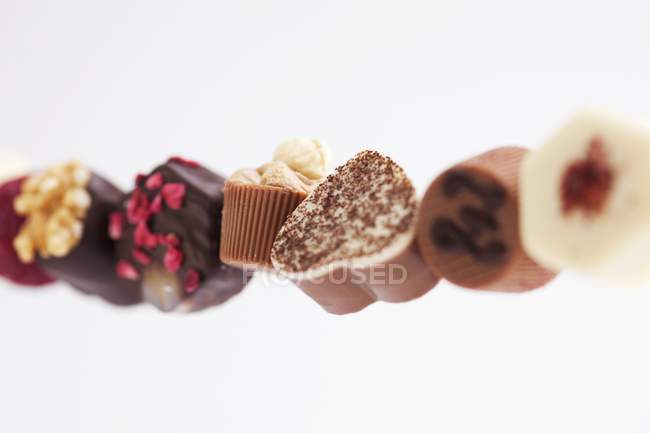 Ligne de chocolats assortis — Photo de stock