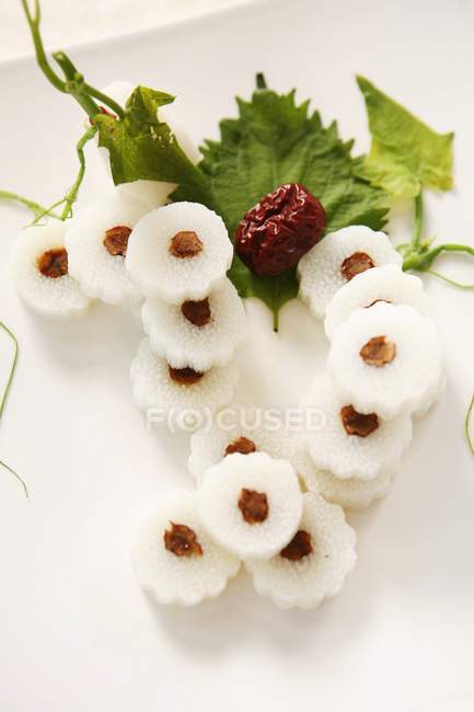 Appuntamento di patate dolci con erbe su piatto bianco — Foto stock