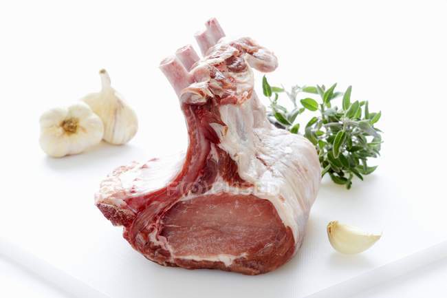 Lombata cruda di carne di maiale non disossata — Foto stock