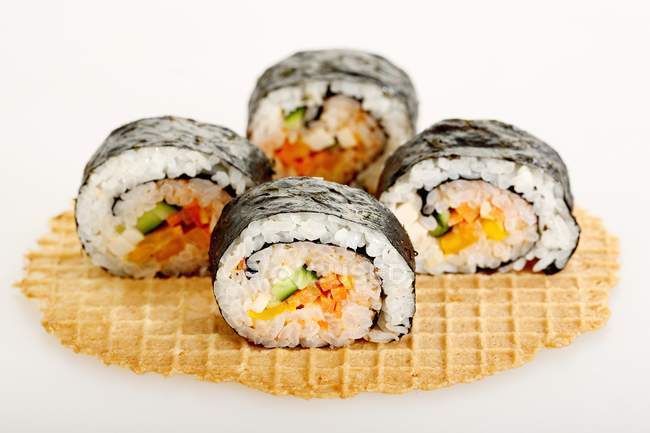 Sushi Maki con surimi, pepino y zanahorias - foto de stock