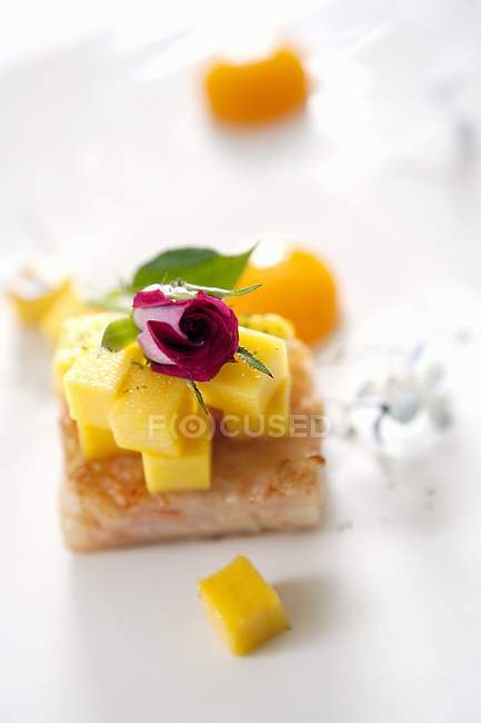 Closeup view of tiny rose on mango slices and shrimp — Stock Photo