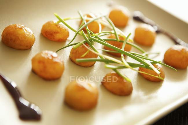 Тушеные зимние шарики дыни на белой тарелке — стоковое фото