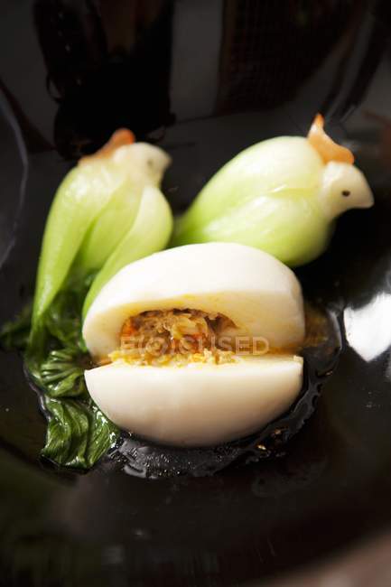 Huevo foo yung en tazón negro - foto de stock