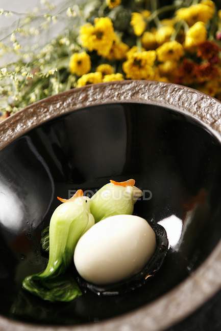 Яйце в чорній мисці — стокове фото