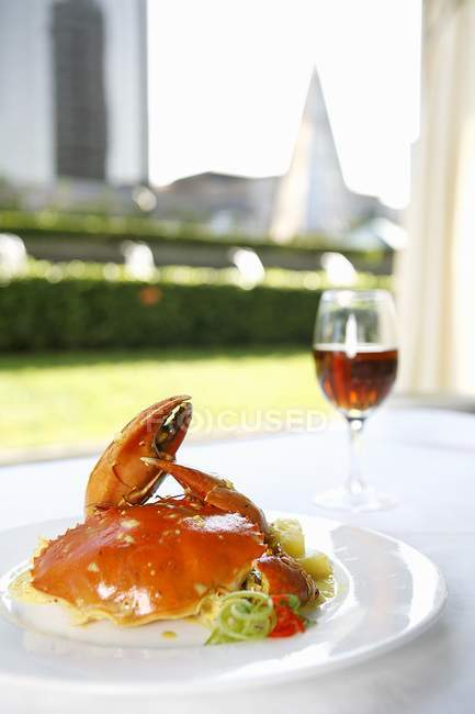 Closeup daytime view of spicy coconut crab with vegetables and wine — Stock Photo