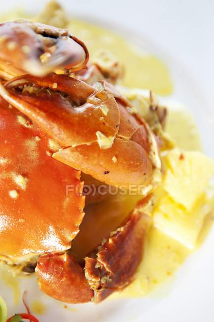 Vue rapprochée de la noix de coco épicée et du crabe — Photo de stock