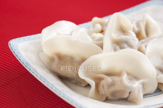 Dumplings que colocam na placa — Fotografia de Stock