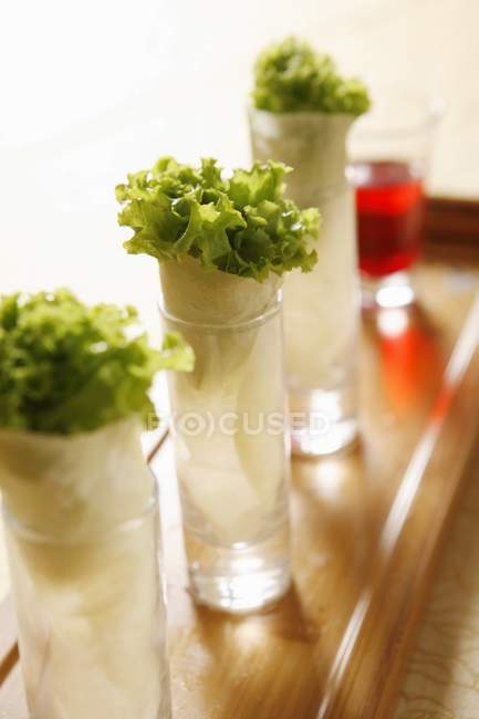 Burrito com folhas de salada em copos — Fotografia de Stock