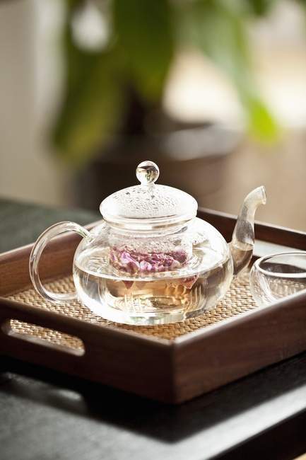 Thé rose dans la théière — Photo de stock