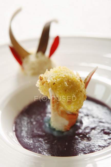 Vista close-up de carne frita de camarão de caranguejo em garra no molho — Fotografia de Stock