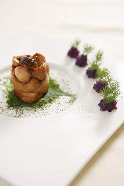 Matsutake en plato blanco con hierbas - foto de stock