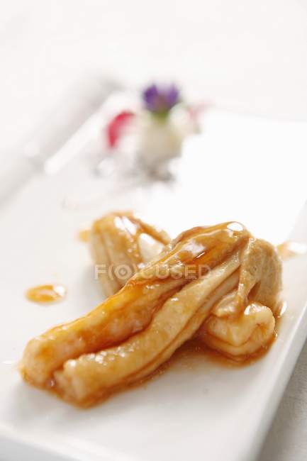 Cooked Dictyophora mushrooms in sauce on white dish — Stock Photo