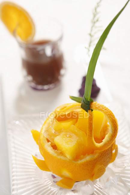 Vue rapprochée de tasse de fruits orange avec feuille — Photo de stock