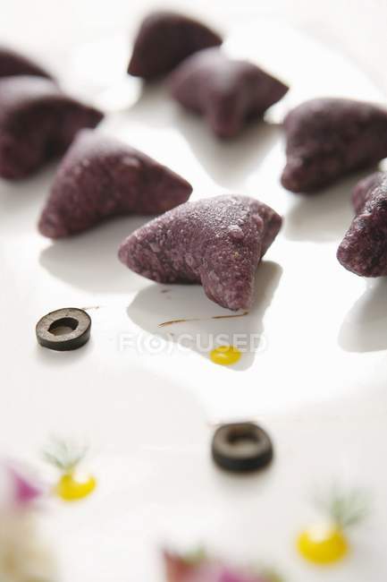 Фиолетовый сладкий картофель над белой поверхностью — стоковое фото