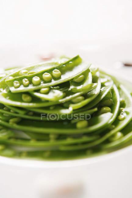 Judías verdes frescas con vainas - foto de stock