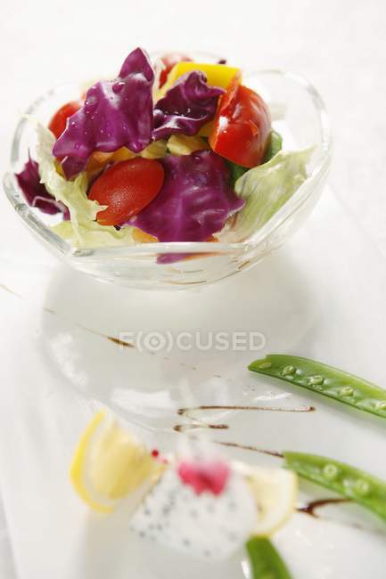 Vista close-up de salada de legumes em tigela de vidro — Fotografia de Stock