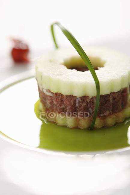 Vista close-up de rolo de carne de legumes e frutas — Fotografia de Stock